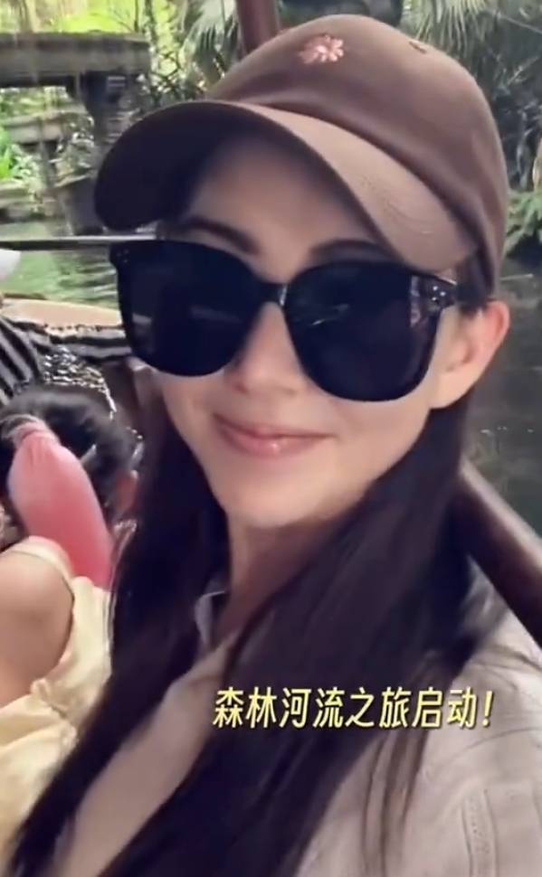 昆凌带着孩子们在迪士尼乐园里玩耍。