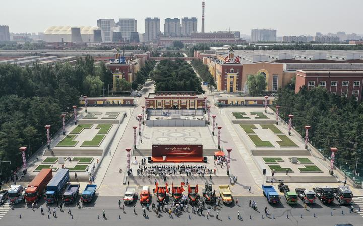 2023年6月26日，一汽解放卡车在中国第一汽车集团有限公司厂区一号门前进行集中展示（无人机照片）。新华社记者 许畅 摄