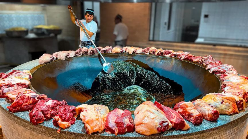 数百人排队！一口超级大锅，每天烹制2000公斤抓饭供豪华宴席