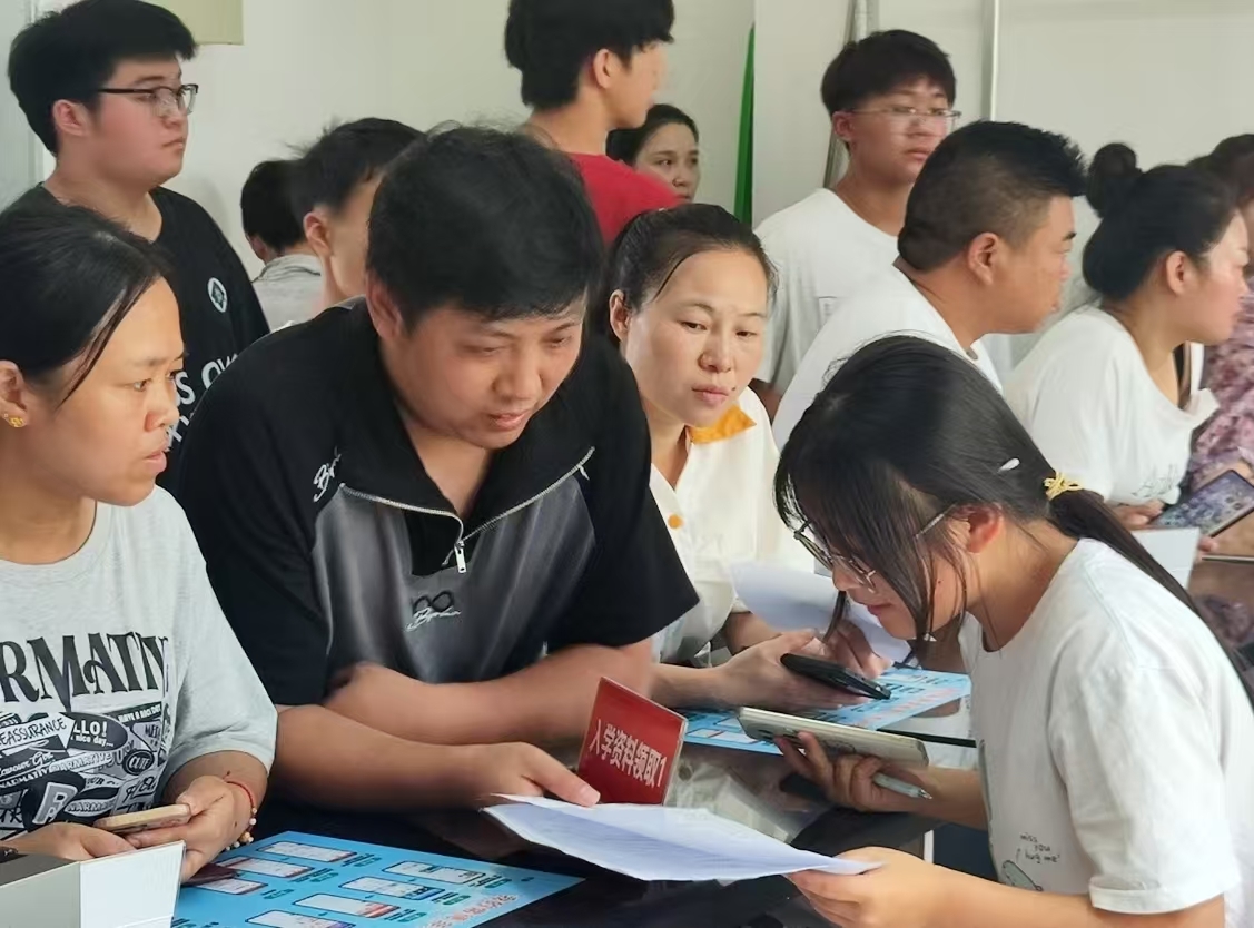 为完成报名的学生发放入学资料