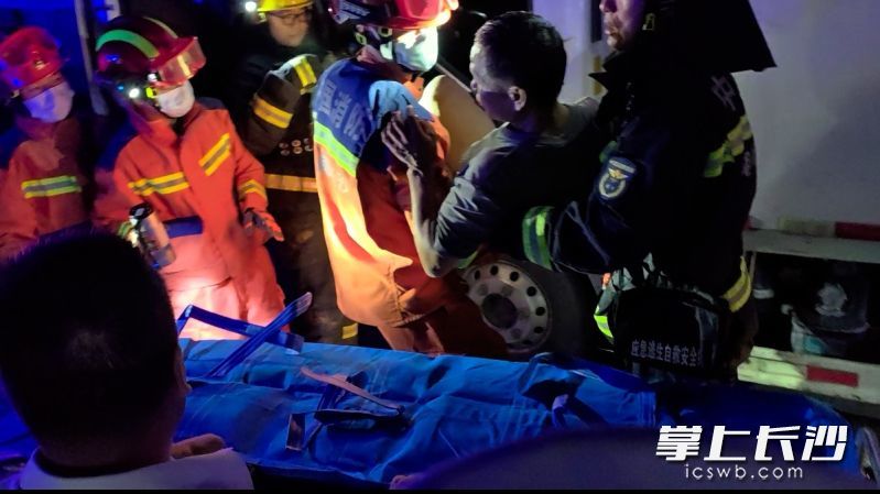 在消防人员的救援下，被困司机被顺利救出送医。 长沙晚报通讯员 胡宇波 摄