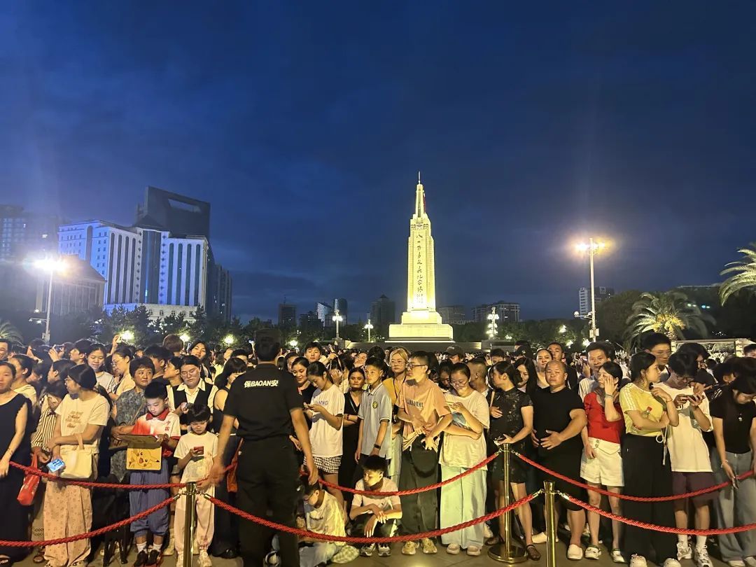 南昌八一廣場(chǎng)“七一”升旗儀式舉行 游客們徹夜等待只為見(jiàn)證升旗那一刻