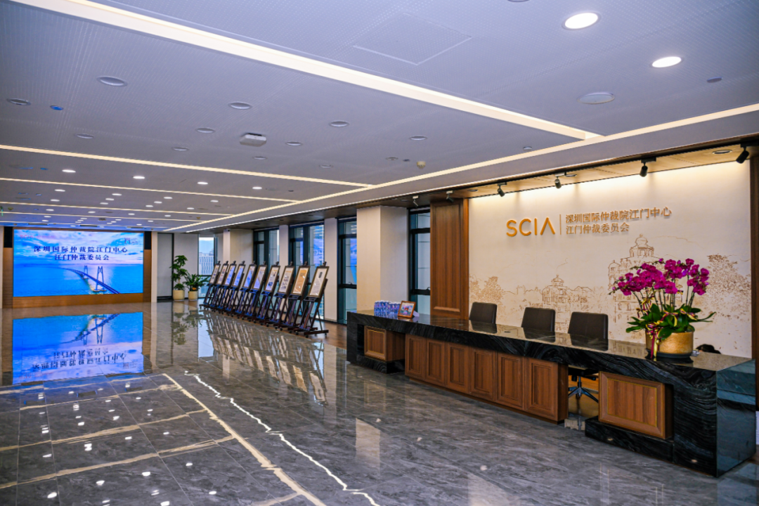 深国仲江门中心的成立与高效运作，成为江门法治化建设的“强引擎”对标先进、规则衔接是优化环境的关键路径。江门市委锚定高质量发展目标，成立学习借鉴深圳经验办公室，出台专项工作方案，组建9个专项工作组，在数字政府、产权保护、市场准入、公平竞争等关键领域探索改革，加强规则机制“软联通”，力求以一流市场和服务招引高质量项目。