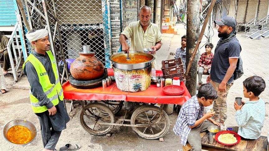 仅仅一碗浓汤配大饼，就能招到3个人干活，巴铁工资实在太低了