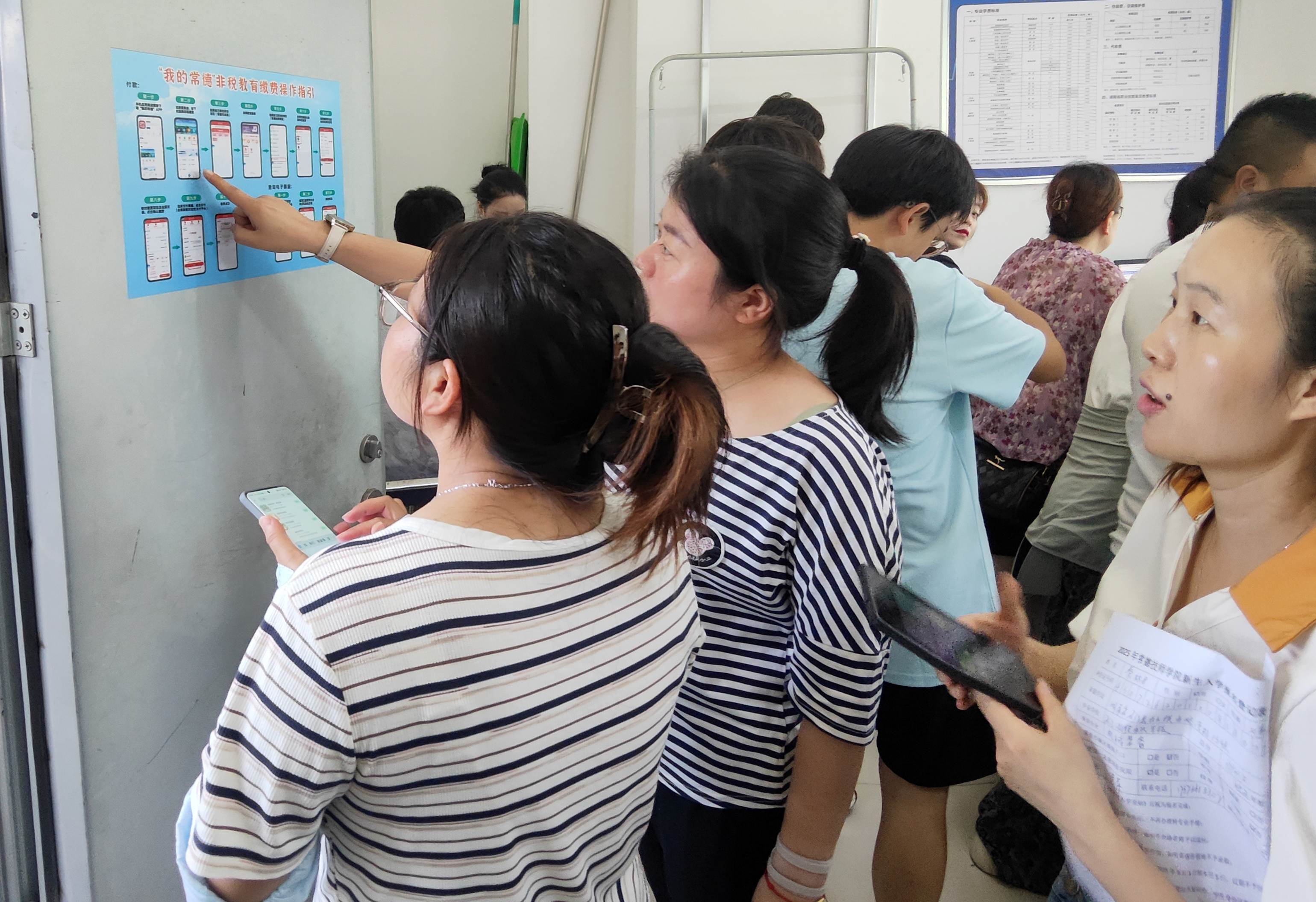 招生接待的老师热情为学生及家长答疑解惑