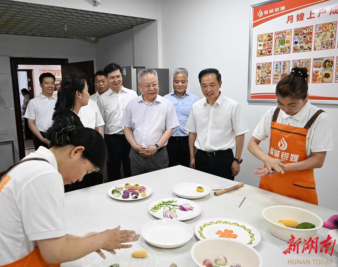 （7月1日，沈晓明来到永兴县“福城银嫂”劳务品牌孵化基地调研。）