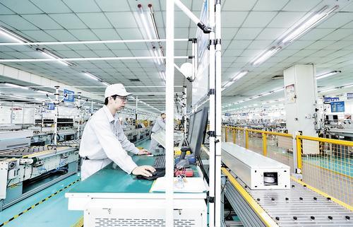 6月4日，在位于廊坊开发区的华升富士达电梯有限公司电气车间，工作人员对出厂电梯控制柜进行模拟运行测试。陈童摄