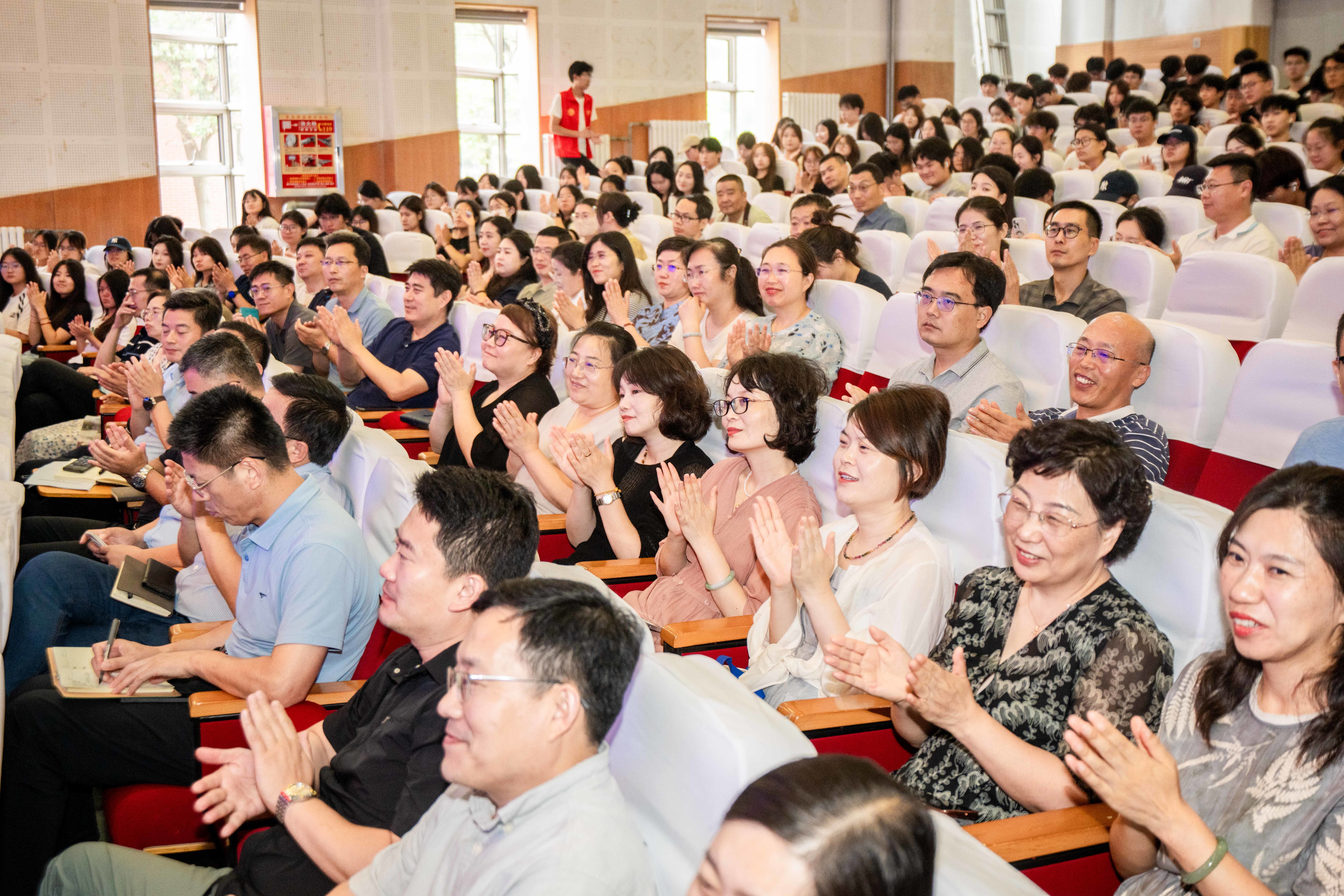 “智汇青职&middot;企业家讲堂”开讲,海尔集团李华刚应邀作报告
