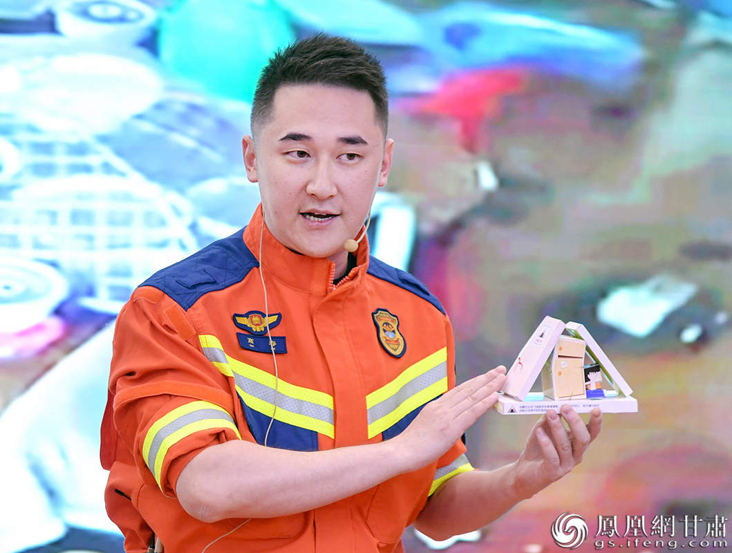 消防科普“特种兵”讲解地震自救技巧 甘肃省消防救援总队供图