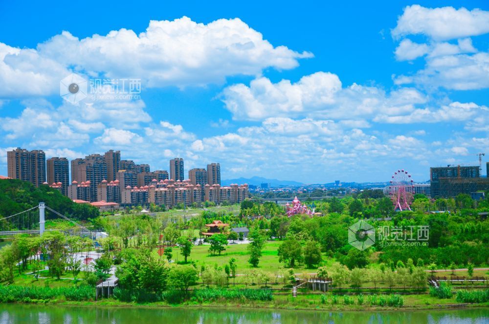 7月2日，江西省永新县生态湿地公园碧波荡漾，蓝天、白云、青山与绿树相映成景。