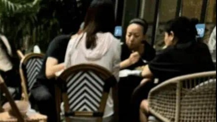 白减100斤!贾玲宋丹丹北京聚餐,虎背熊腰不敢认,复胖了背好宽好厚封面图