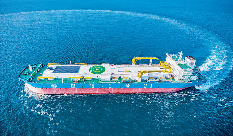 图为2025年4月17日,全球首艘15万吨级智慧渔业大型养殖工船“国信1号2—1”在青岛交付运营,标志着我国深远海养殖工船产业迈入标准化发展新阶段。 大众日报供图