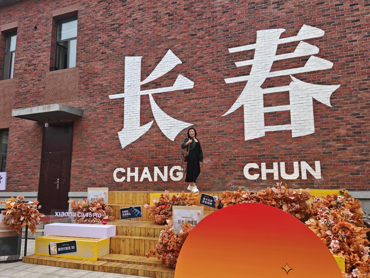 游客在北京大街西历史文化街区拍照打卡。