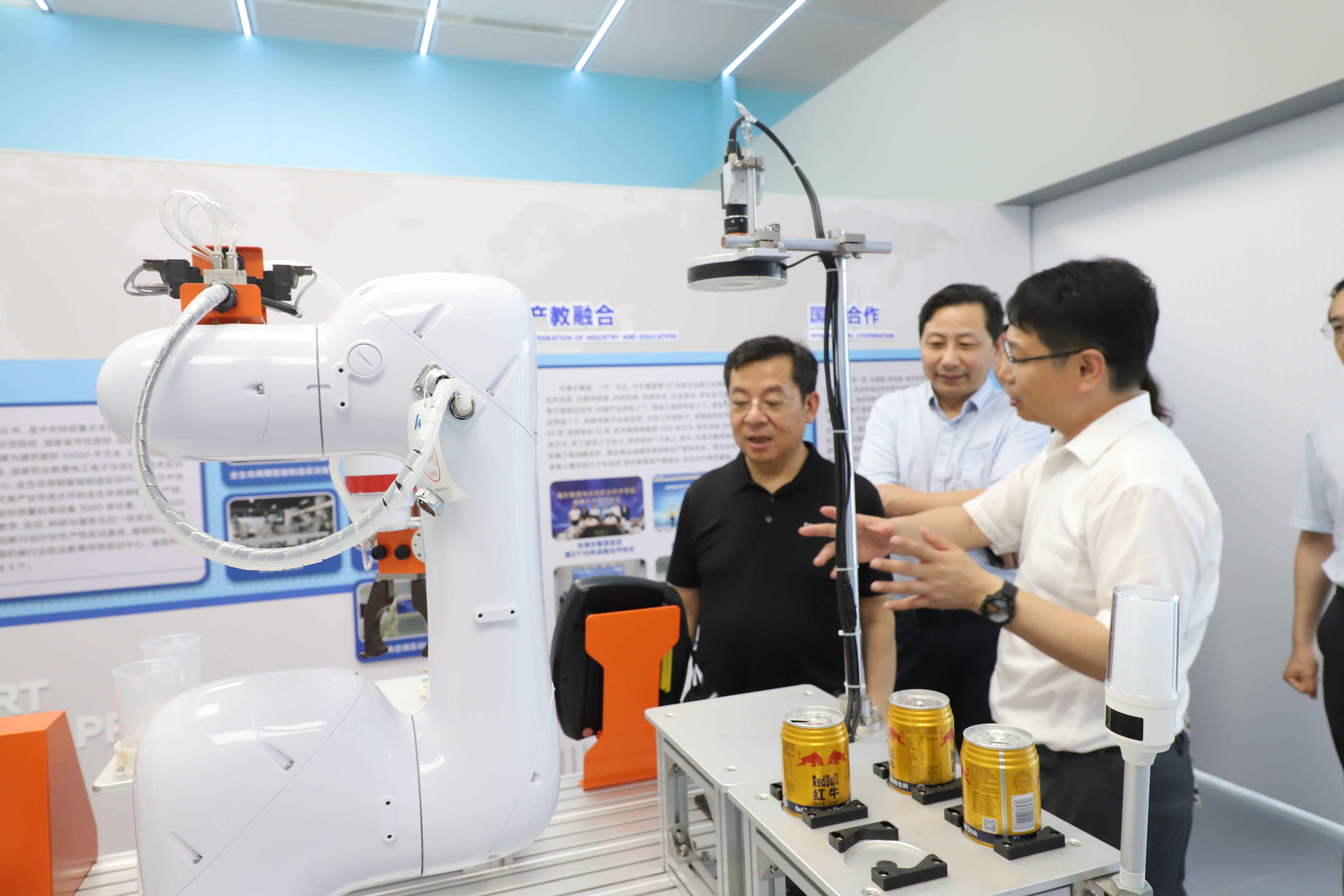 “智汇青职&middot;企业家讲堂”开讲,海尔集团李华刚应邀作报告