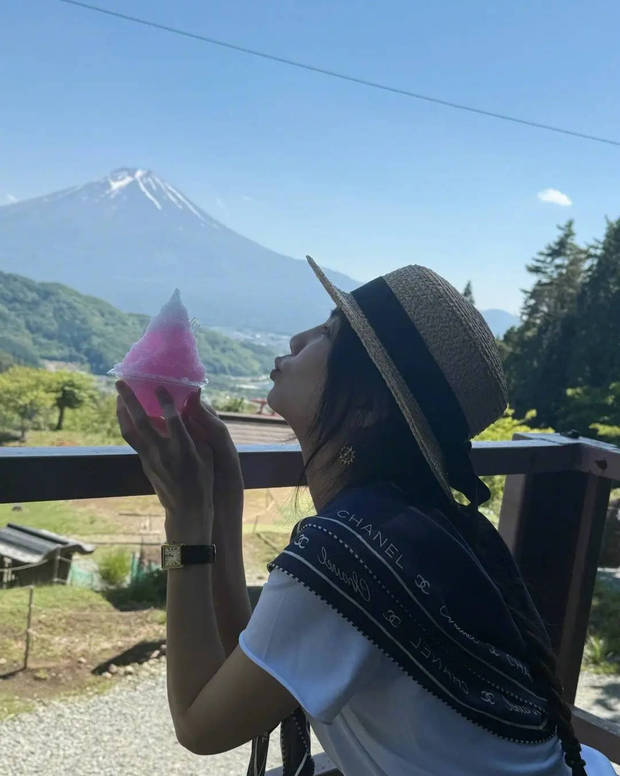 ella手捧绵绵冰。