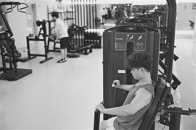 新余市一家智慧健身房内，市民正在锻炼身体。 本报全媒体记者 蔡铖歌摄