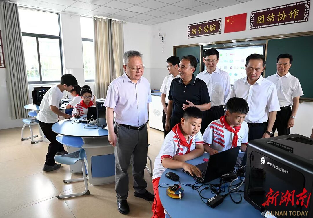 （7月1日，沈晓明在安仁县芙蓉学校调研。）