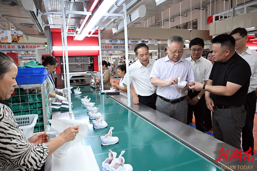 （7月1日，沈晓明在湖南荣耀鞋业有限公司调研。）