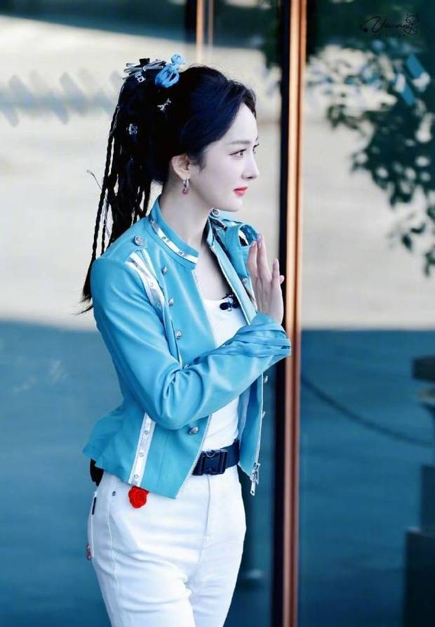 杨幂超绝侧颜。