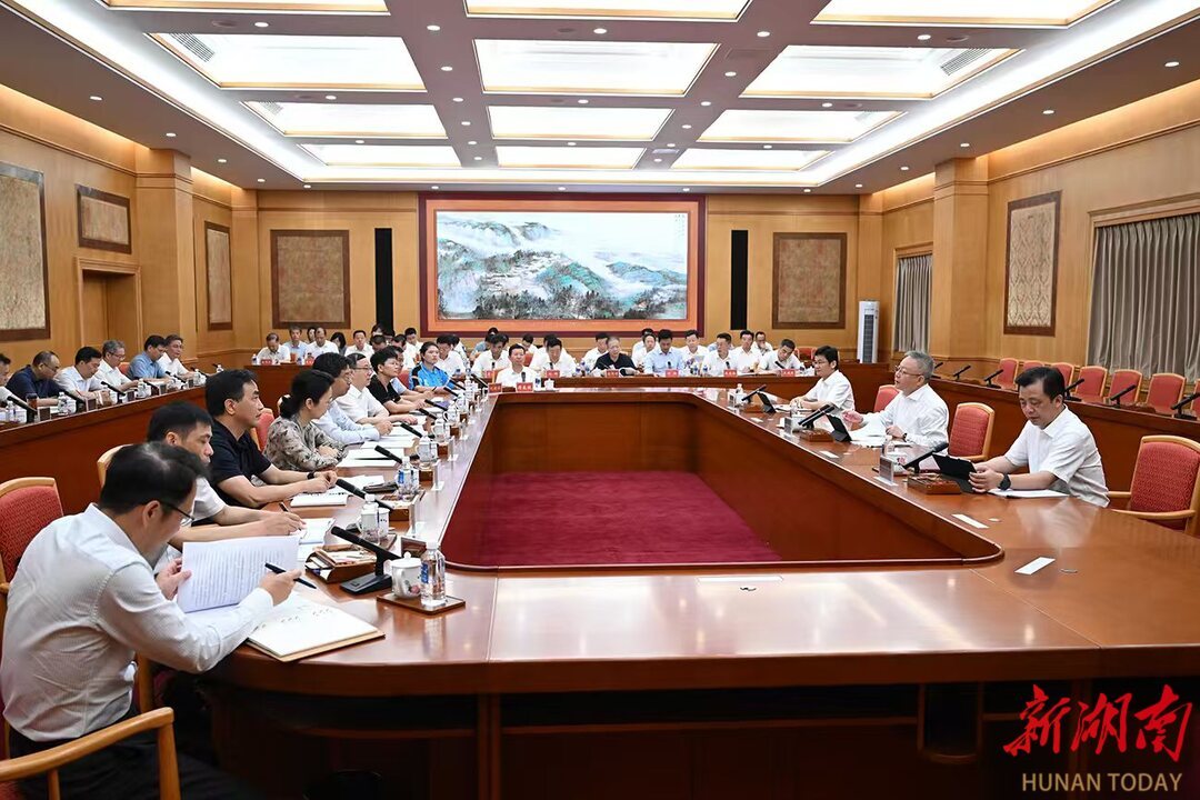 （7月2日，沈晓明在长沙主持召开座谈会。）