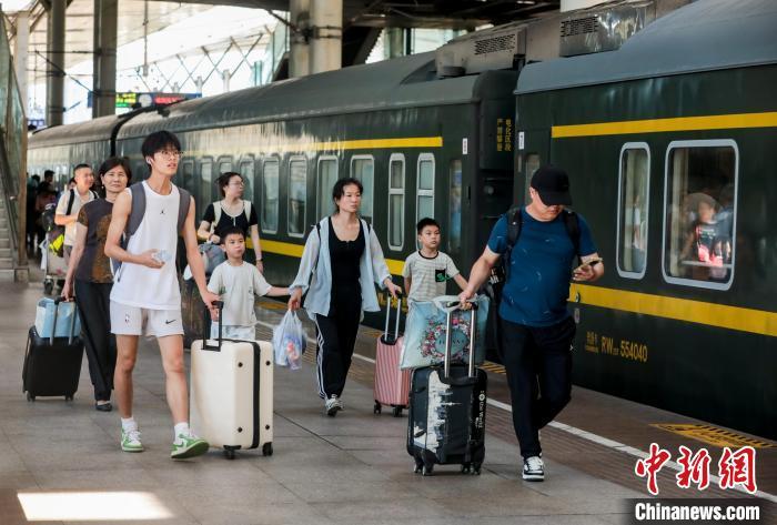 2025鐵路暑運啟動 武鐵日均增開旅客列車60列