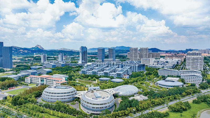 山东青岛崂山实验室是党中央批准成立的突破型、引领型、平台型一体化的海洋领域新型科研机构,是国家战略科技力量的重要组成部分。图为2024年8月2日拍摄的崂山实验室外景。 崂山实验室供图