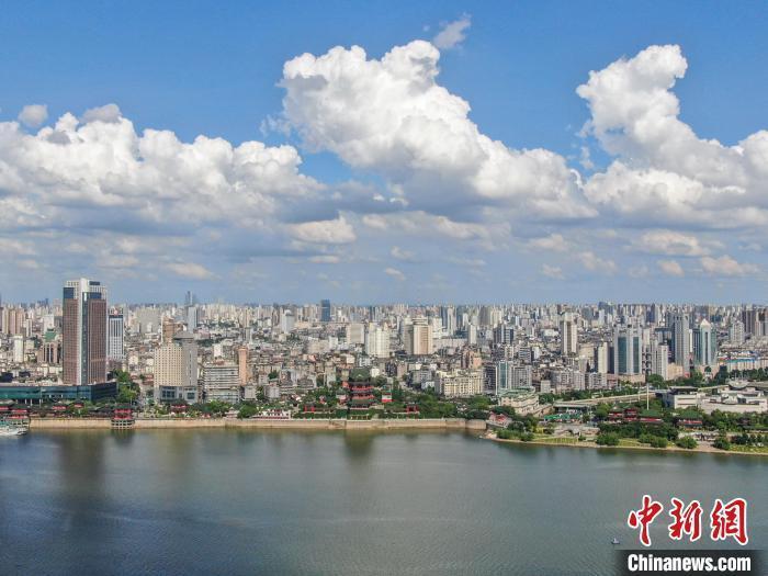 图为6月27日，江西南昌，航拍蓝天白云下的城市一隅。当日南昌天气晴好，水天一色。刘力鑫 摄