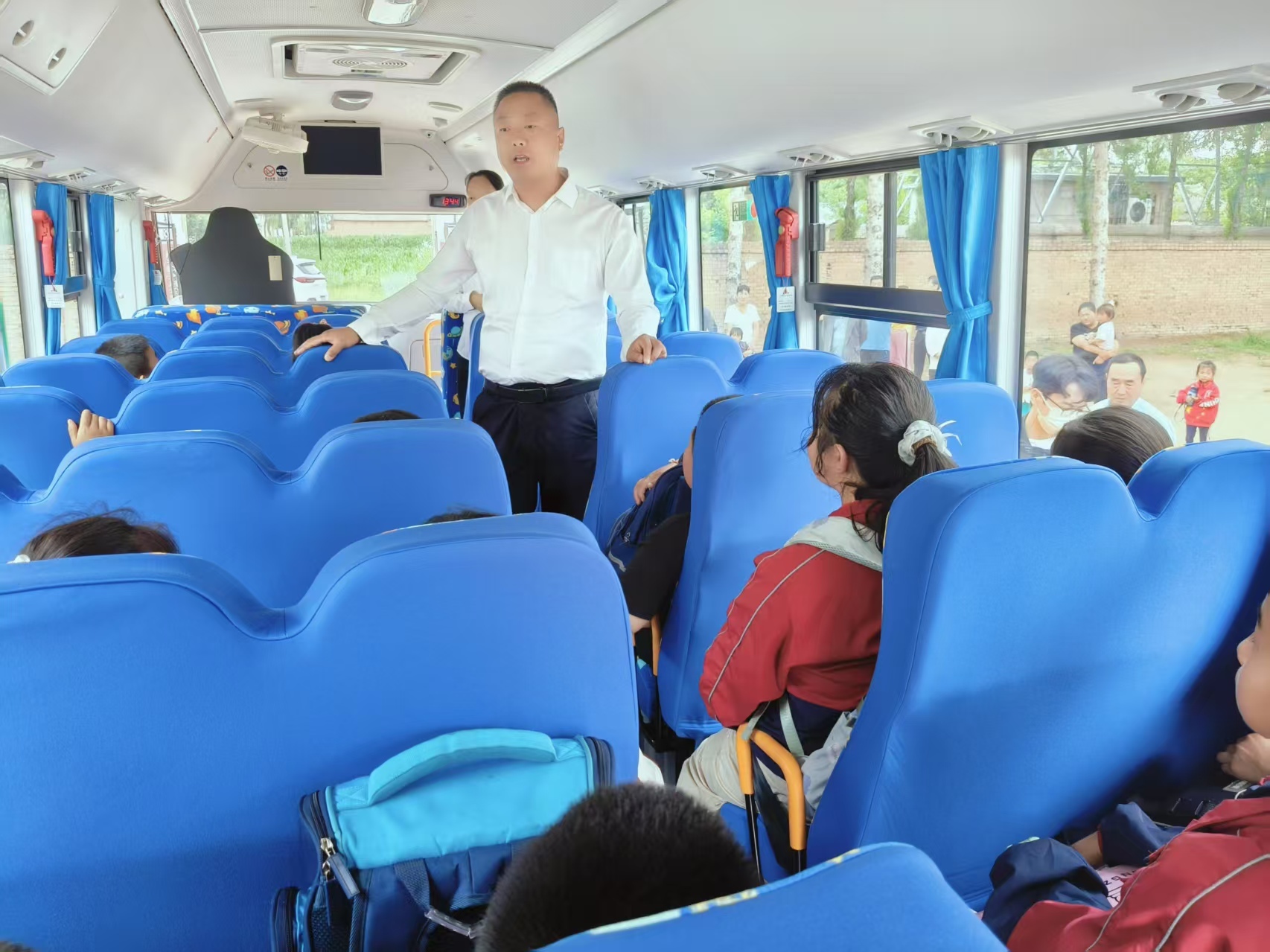 图为西屯校车教师跟车　朱强　摄