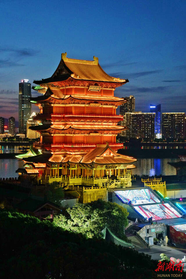 入夜，滕王阁灯火辉煌。