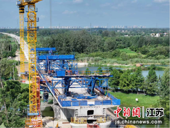 宁淮城际铁路跨妯娌河连续梁进行施工。