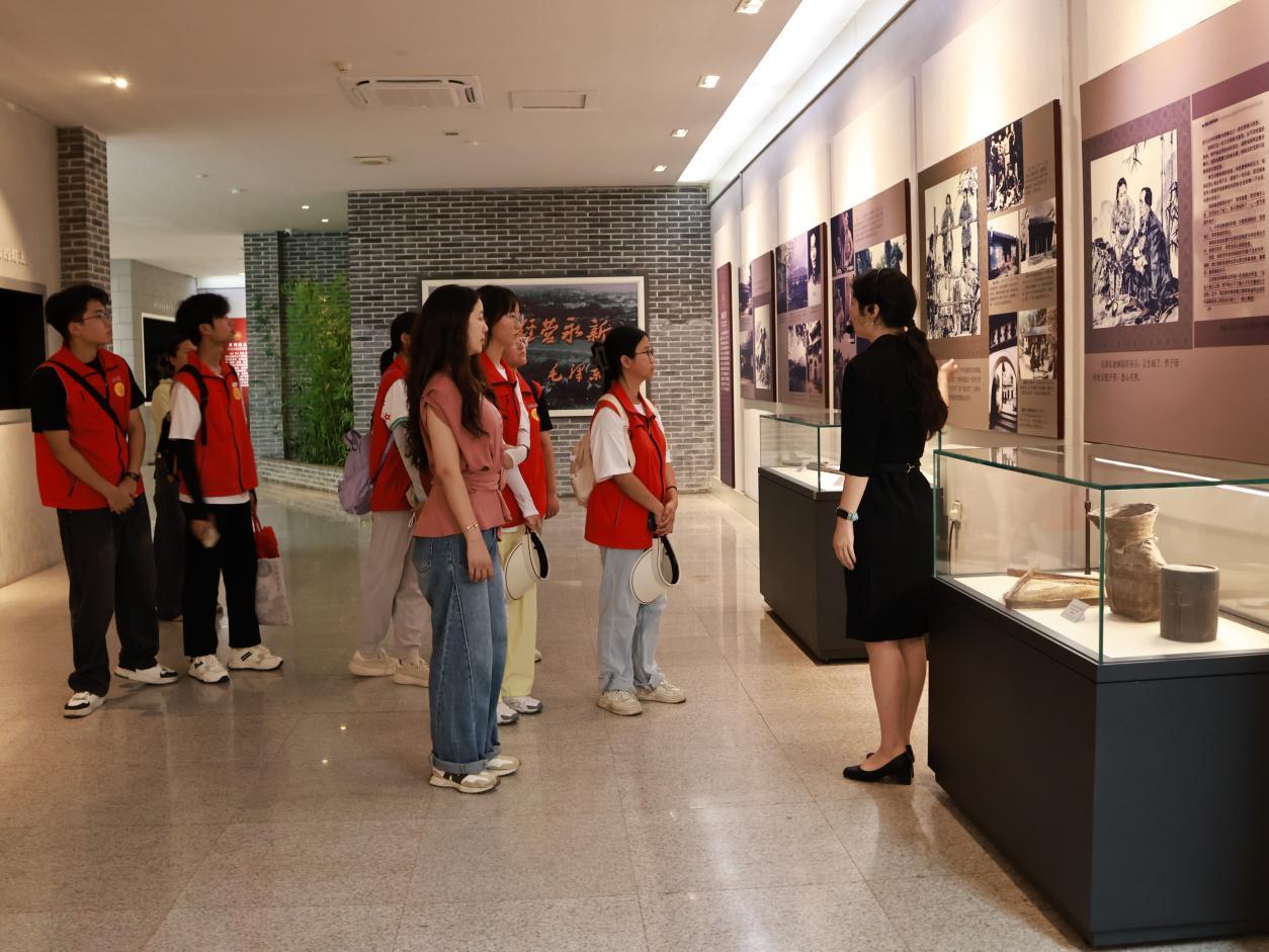 实践队队员参观贺子珍纪念馆