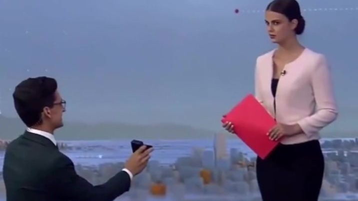 俄新闻主持人直播中向同事求婚