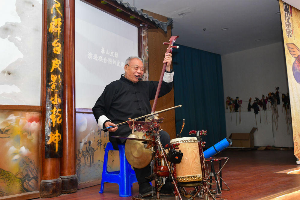 这是泰山皮影戏代表性传承人范正安在表演。新华社记者朱峥 摄