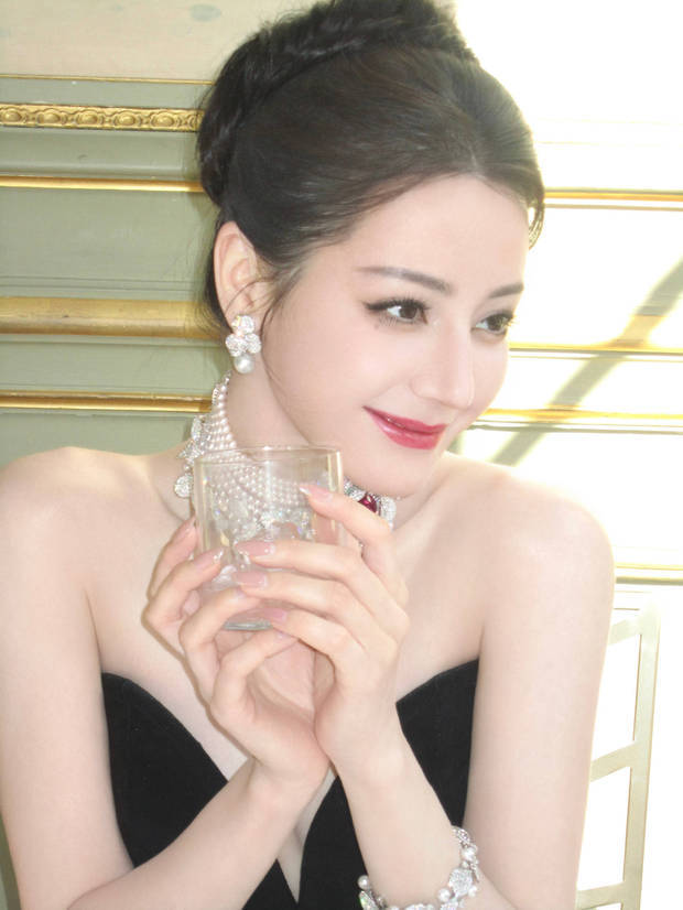迪丽热巴绽放甜美笑容,秒变俏皮甜妹。