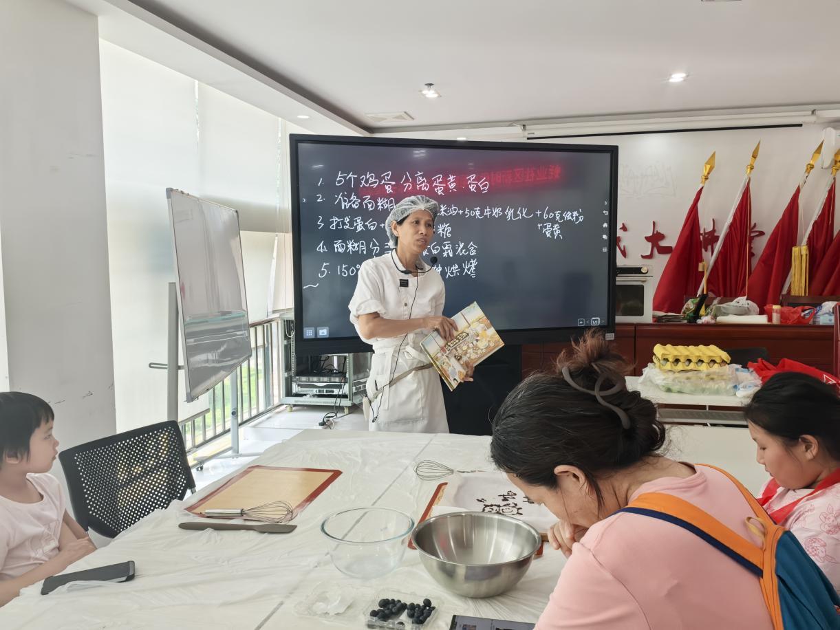 悦读烘焙坊:故事里的美味魔法——西乡蚝业社区成功开展绘本+烘焙活动