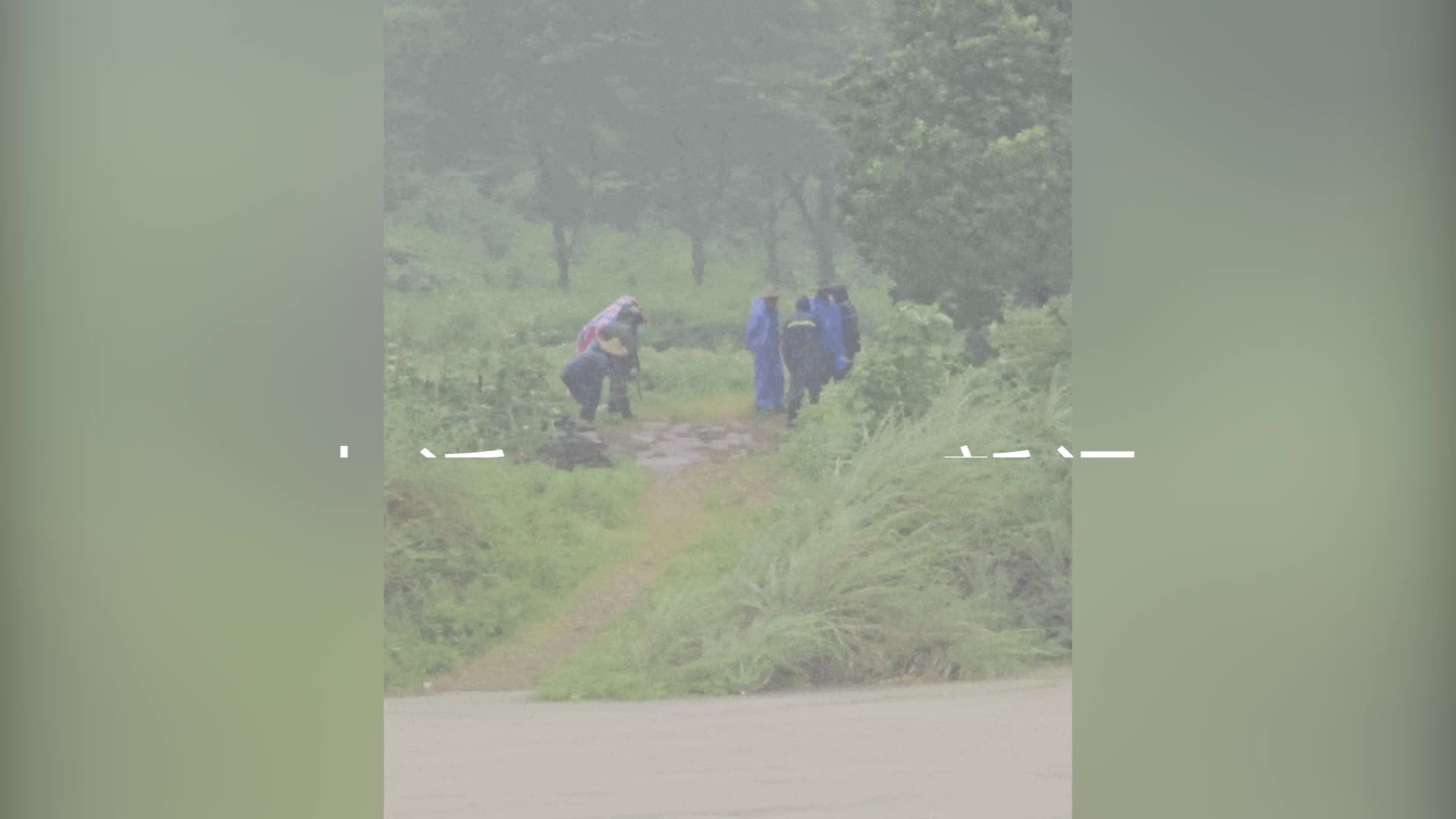 为亡妻寻墓地，村民7人组队遇台风“丹娜丝”被困，消防紧急营救