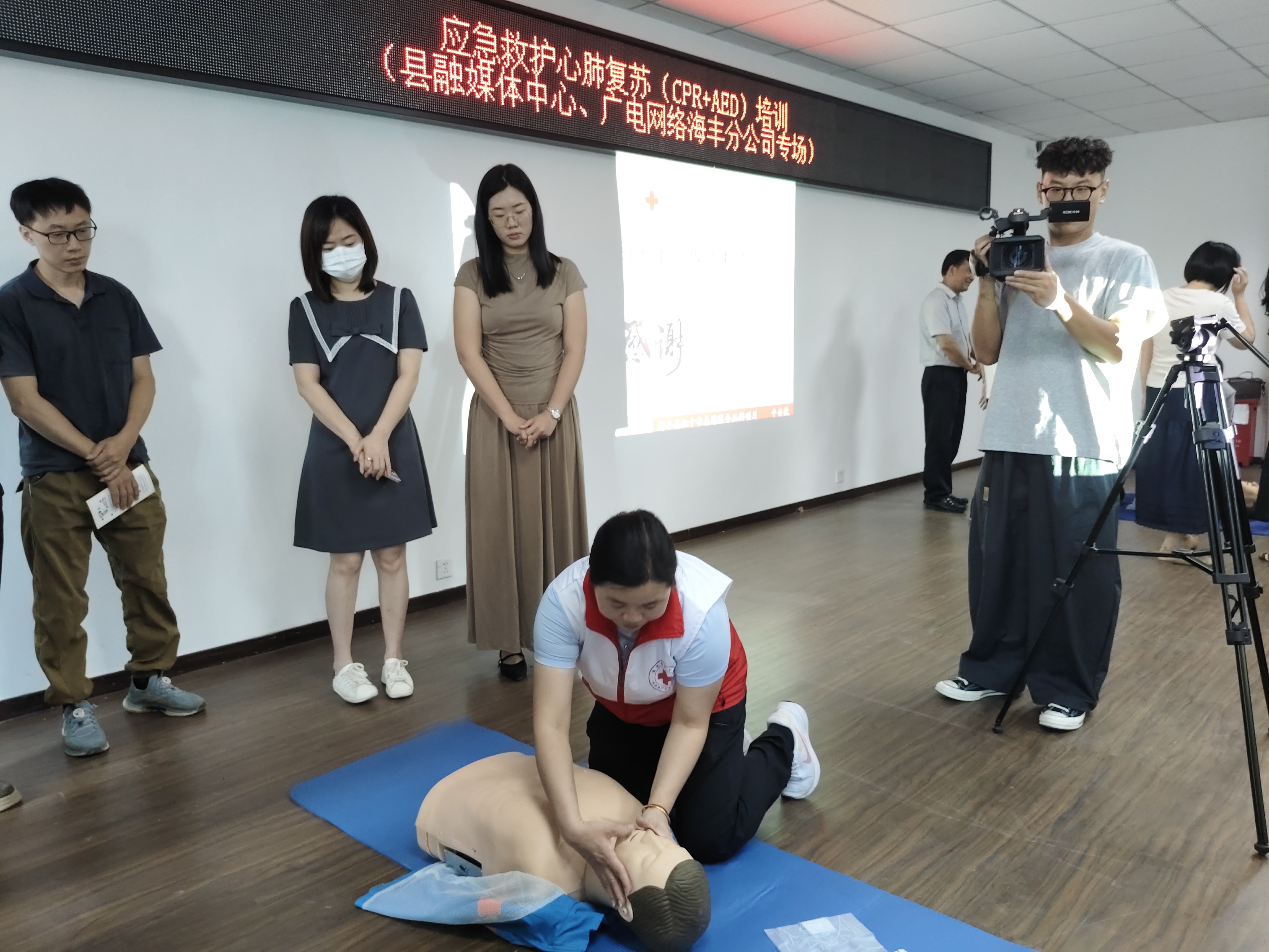 守护生命，“救”在身边！海丰县融媒体中心开展AED专项应急救护技能培训