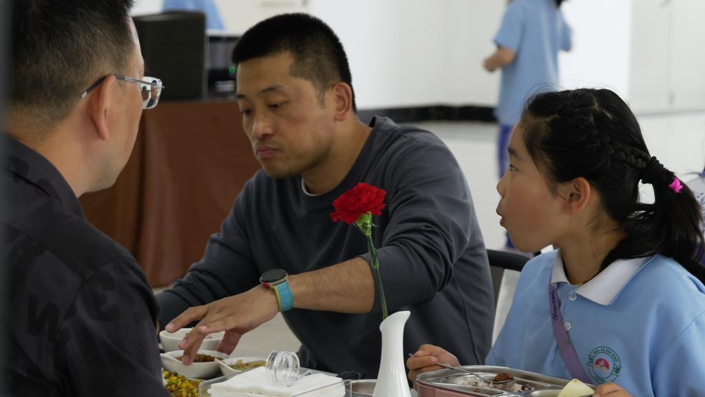 长春市南关区华泽学校的食堂里，学生家长朱伟东正在陪餐。新华社记者 张文嵘 摄