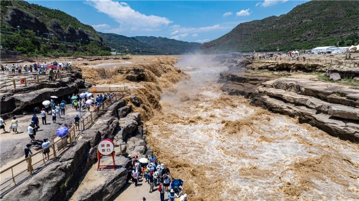 众多游客正在观赏黄河壶口瀑布