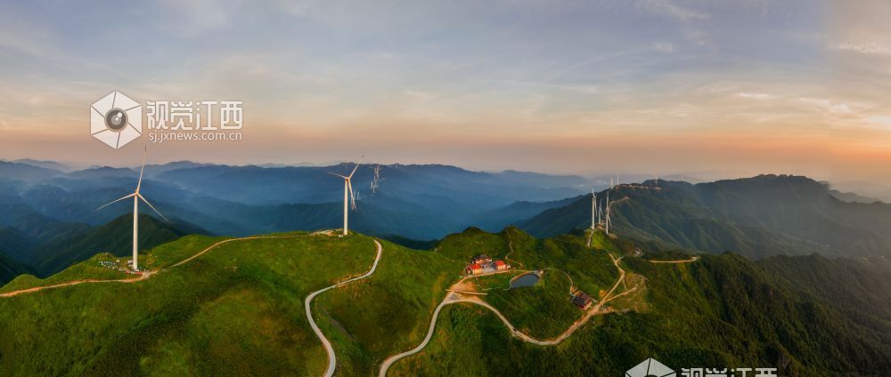 2025年7月7日，江西省吉安市万安县宝山乡天湖山坪峰山顶，清晨的早霞色彩斑斓，霞光万丈，绚丽无比，美得如梦如幻，令人陶醉。