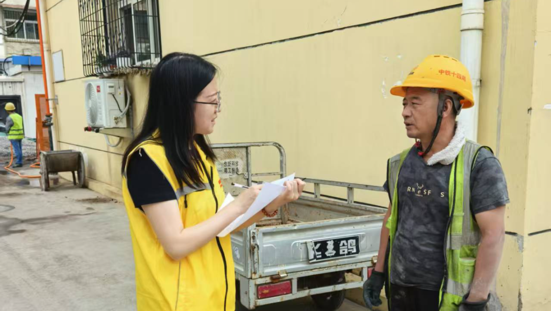市人社局青年党员结合社区“以工代赈”岗位摸排，化身网格员深入工地，同步推广“护薪码”、宣传维权法规1.jpg