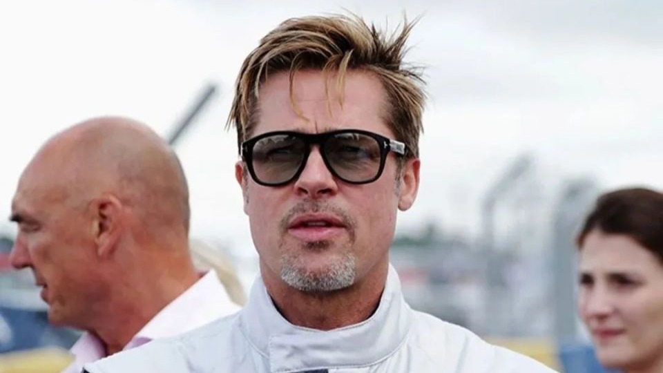 61岁万人迷！布拉德皮特搂着34岁小女友：3个极品前任，失败的爹