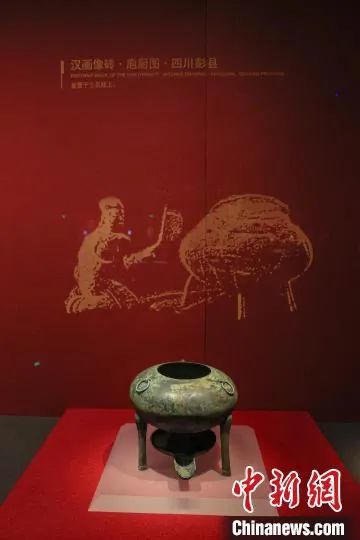 在南昌汉代海昏侯国考古遗址公园内展出的青铜温鼎。 中新社记者 刘力鑫 摄