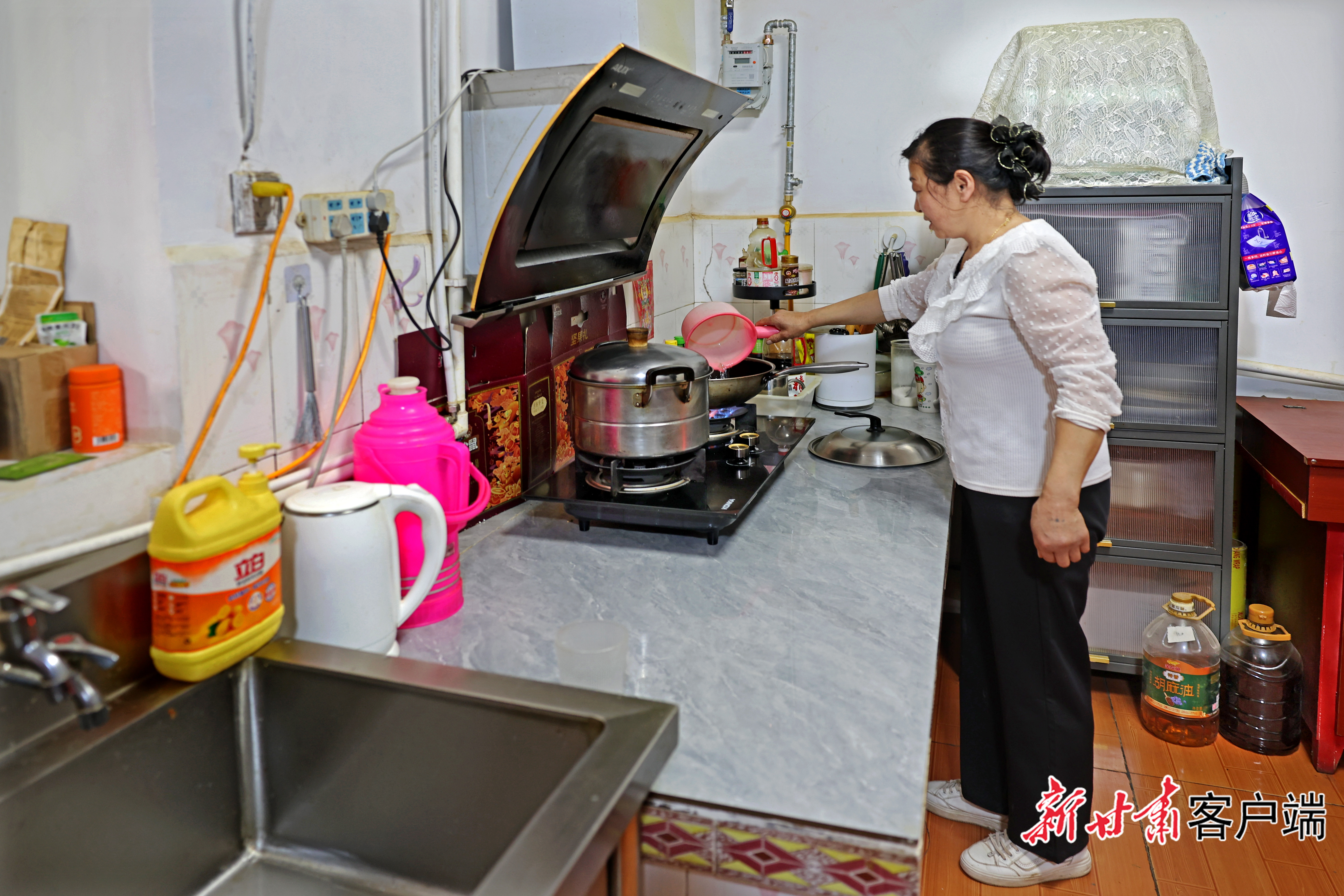 陈家沟村村民孙建萍用燃气灶做饭