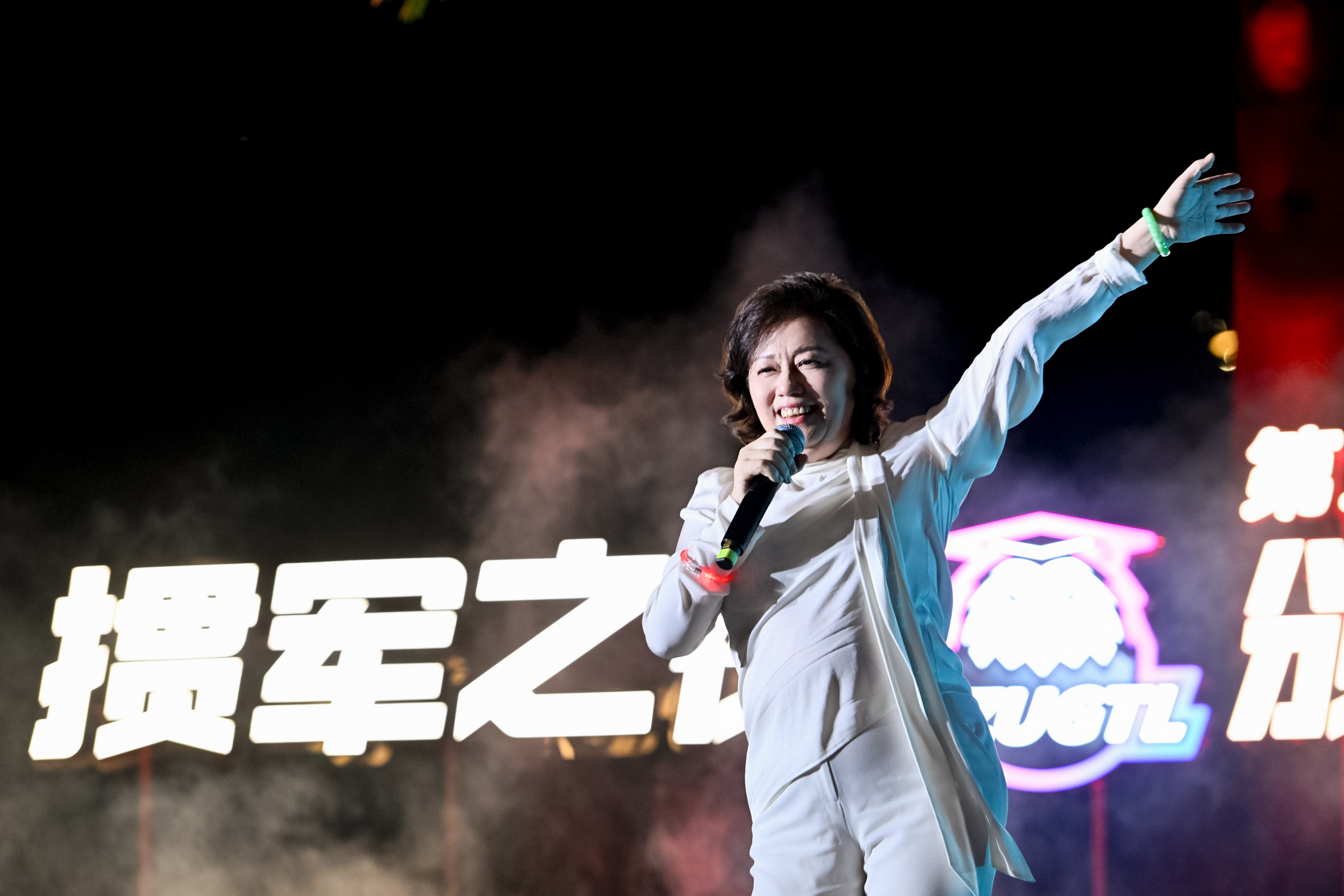 图：徐宁宁会长演唱《踏浪》