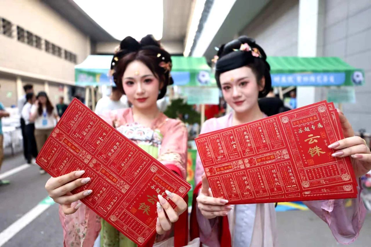 云龙“第二现场”燃爆苏超之夜：巨幕、美食与非遗织就城市狂欢