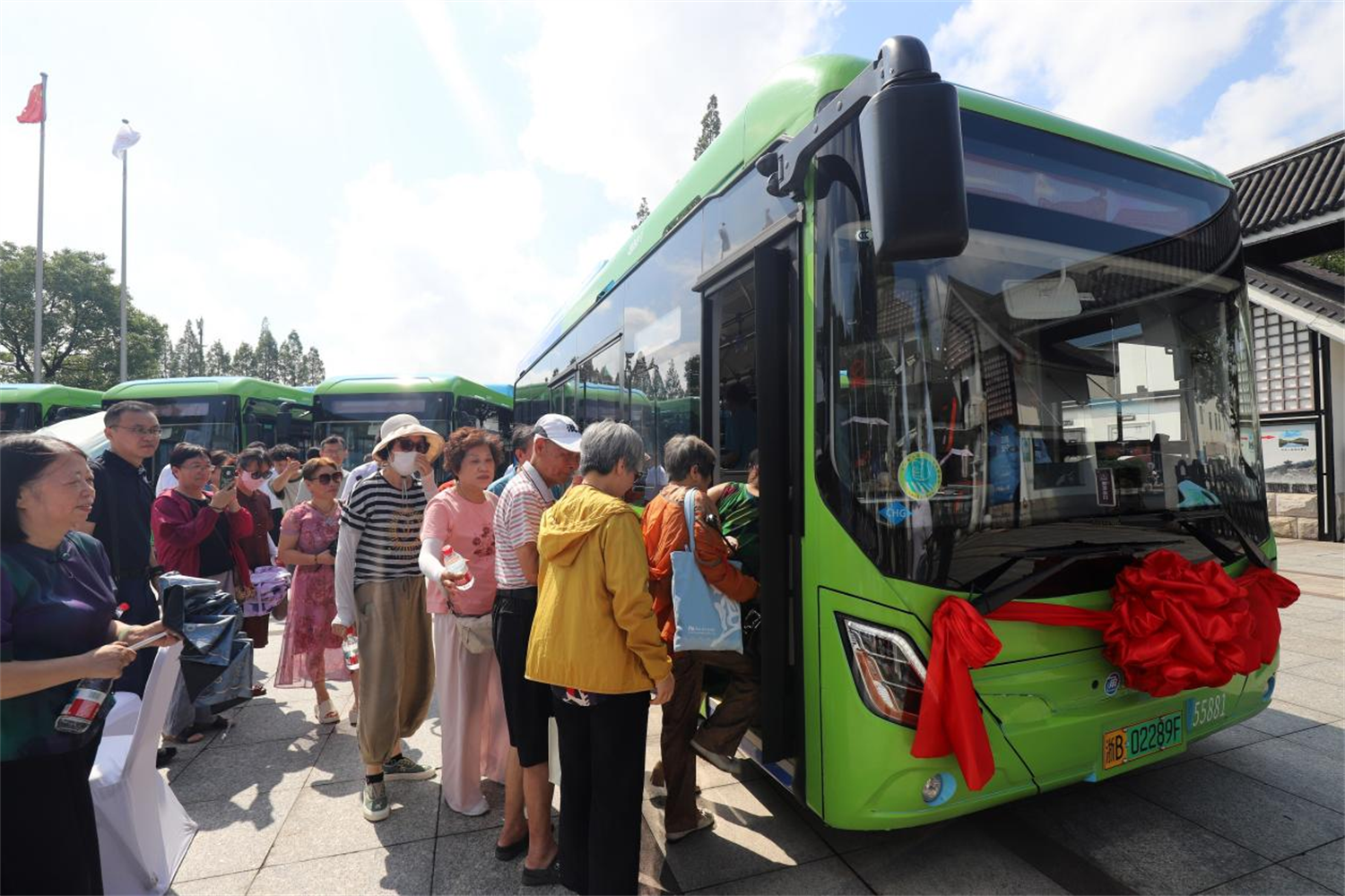 宁波市首批氢能源公交车在镇海投运