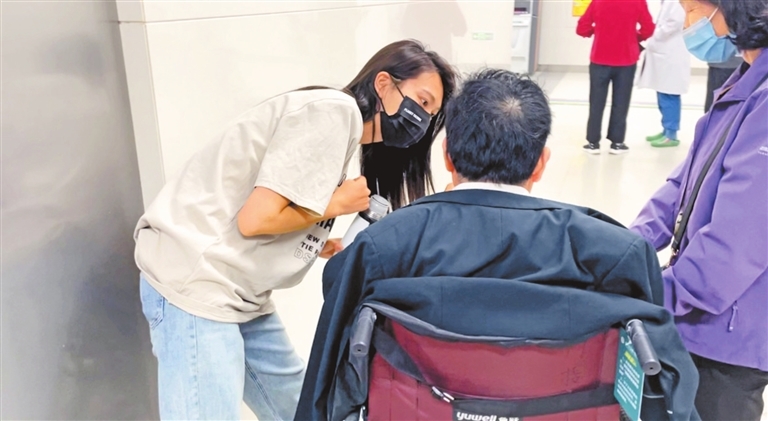 黄潇潇（左）在为患者提供陪诊服务。 受访者供图