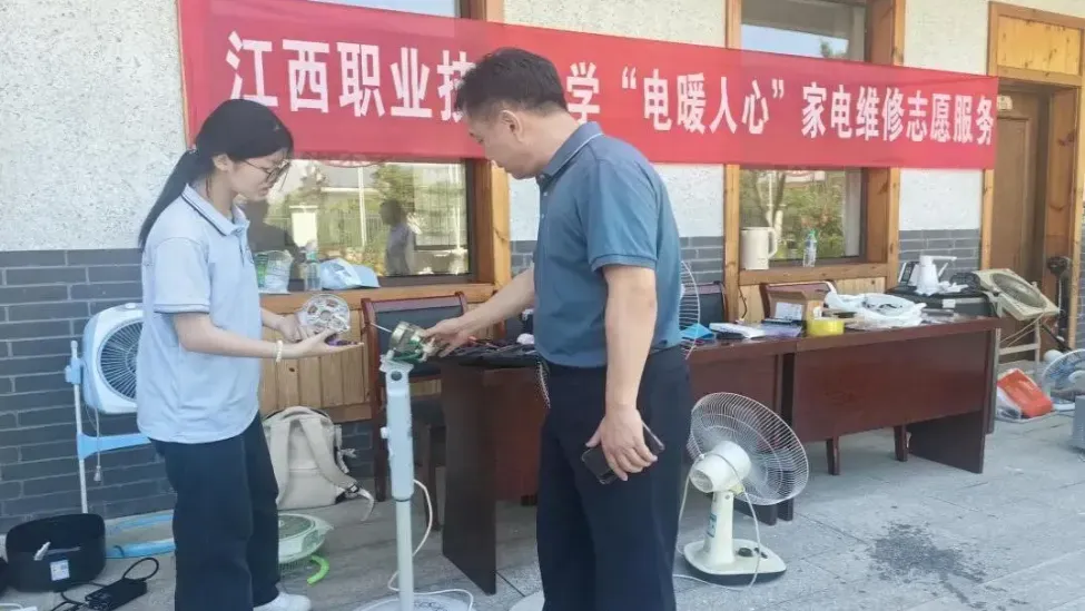 江西职业技术大学党委书记胡永红看望慰问学校暑期社会实践团队师生