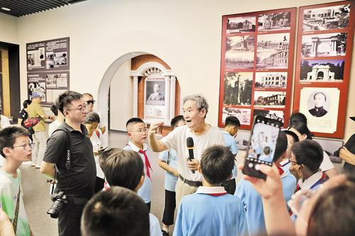 7月5日，在唐山交大博物馆，工作人员正在向游客讲解相关内容。本报记者 师 源摄
